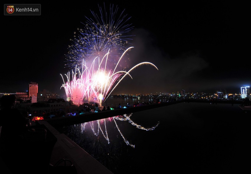 Ngắm màn tranh tài giữa Việt Nam và Nga mở màn Lễ hội pháo hoa quốc tế 2019 tại hồ bơi sang chảnh của khách sạn cao nhất Đà Nẵng - Ảnh 3.