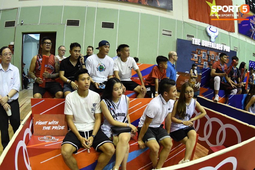 Vừa tập nặng cùng CLB Hà Nội, Quang Hải, Tiến Dũng vẫn hào hứng đi xem bóng rổ - Ảnh 7.