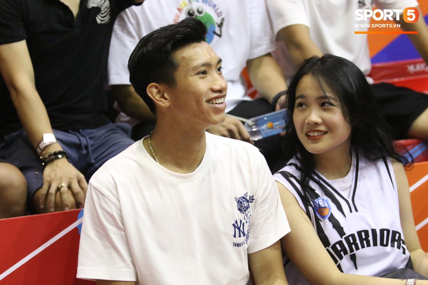 Vừa tập nặng cùng CLB Hà Nội, Quang Hải, Tiến Dũng vẫn hào hứng đi xem bóng rổ - Ảnh 4.