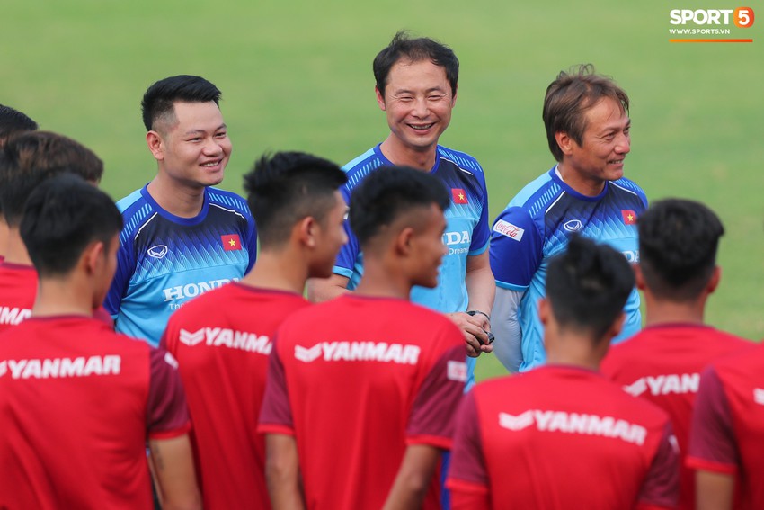 U23 Việt Nam cười hết nấc với màn khởi động nắm tay nhau đi khắp thế gian - Ảnh 8.
