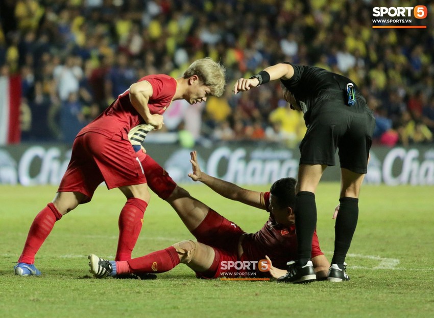 Anh Đức gục ng&atilde; đau đớn sau pha ghi b&agrave;n v&agrave;o lưới Th&aacute;i Lan, nhưng vẫn kịp nở nụ cười m&atilde;n nguyện - Ảnh 4.