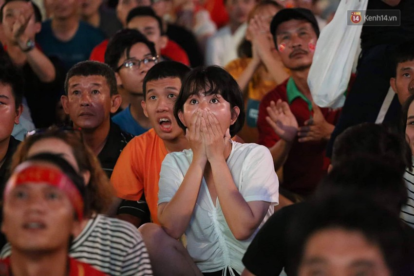 Nhìn lại chuỗi cảm xúc biến động của CĐV Việt Nam trong trận thắng ngộp thở 1-0 trước Thái Lan - Ảnh 4.