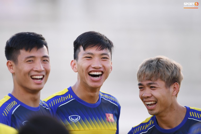 Văn Hậu bắt nạt C&ocirc;ng Phượng, tuyển Việt Nam chơi đ&ugrave;a với c&uacute;n con cực đ&aacute;ng y&ecirc;u - Ảnh 1.