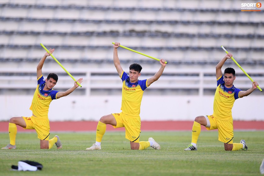 Văn Hậu bắt nạt C&ocirc;ng Phượng, tuyển Việt Nam chơi đ&ugrave;a với c&uacute;n con cực đ&aacute;ng y&ecirc;u - Ảnh 12.