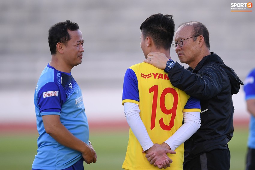Văn Hậu bắt nạt C&ocirc;ng Phượng, tuyển Việt Nam chơi đ&ugrave;a với c&uacute;n con cực đ&aacute;ng y&ecirc;u - Ảnh 8.