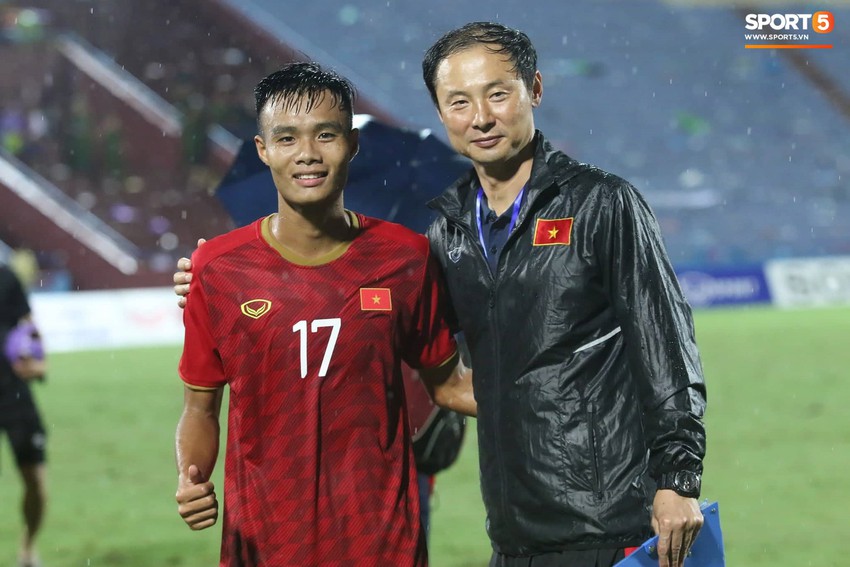 Hình ảnh cảm động: U23 Việt Nam đội mưa đi khắp khán đài cảm ơn người hâm mộ sau trận thắng U23 Myanmar - Ảnh 11.