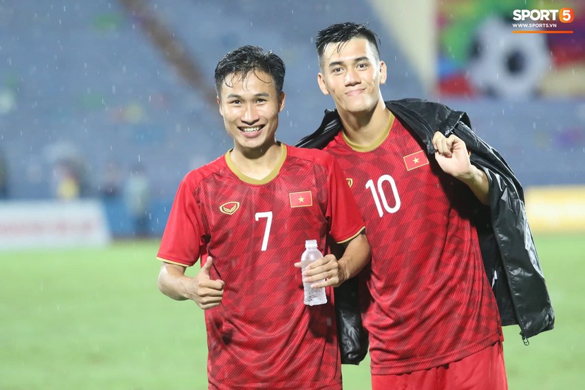 H&igrave;nh ảnh cảm động: U23 Việt Nam đội mưa đi khắp kh&aacute;n đ&agrave;i cảm ơn người h&acirc;m mộ sau trận thắng U23 Myanmar - Ảnh 10.