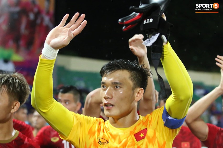 Hình ảnh cảm động: U23 Việt Nam đội mưa đi khắp khán đài cảm ơn người hâm mộ sau trận thắng U23 Myanmar - Ảnh 5.