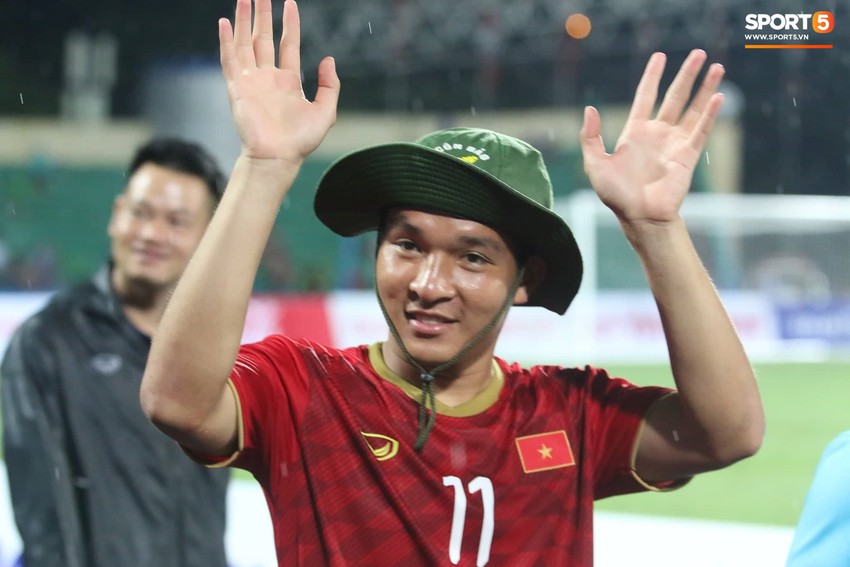 H&igrave;nh ảnh cảm động: U23 Việt Nam đội mưa đi khắp kh&aacute;n đ&agrave;i cảm ơn người h&acirc;m mộ sau trận thắng U23 Myanmar - Ảnh 9.