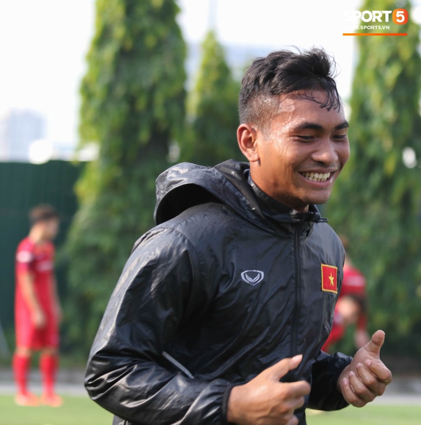 U23 Việt Nam tươi cười rạng rỡ sau chiến thắng trước U23 Myanmar, Bùi Tiến Dũng đen nhất đội tuyển trong buổi tập cuối cùng - Ảnh 11.