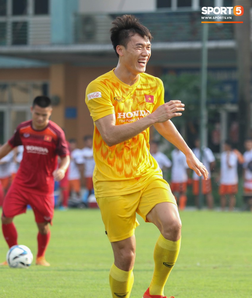 U23 Việt Nam tươi cười rạng rỡ sau chiến thắng trước U23 Myanmar, Bùi Tiến Dũng đen nhất đội tuyển trong buổi tập cuối cùng - Ảnh 3.