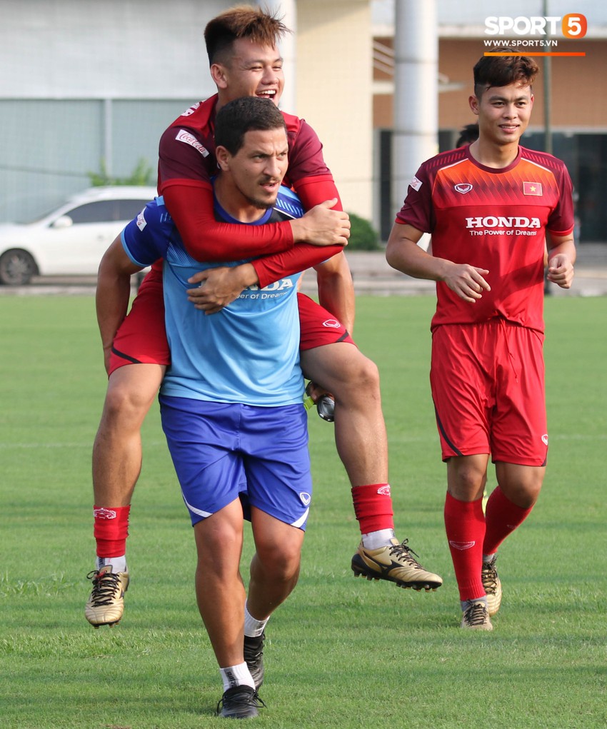 U23 Việt Nam tươi cười rạng rỡ sau chiến thắng trước U23 Myanmar, Bùi Tiến Dũng đen nhất đội tuyển trong buổi tập cuối cùng - Ảnh 8.