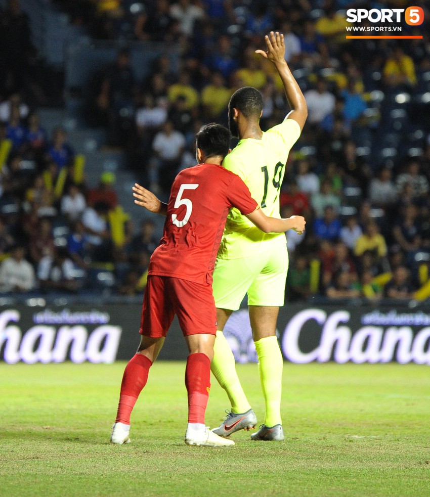 Cầu thủ cao nhất của tuyển Việt Nam cũng hoá nấm lùn khi đọ chiều cao với Curacao ở trận chung kết Kings Cup - Ảnh 1.