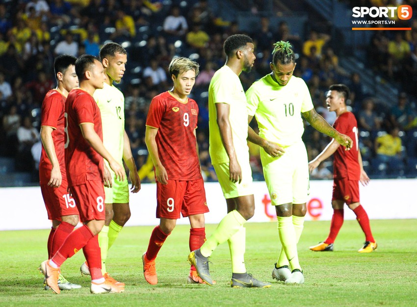 Cầu thủ cao nhất của tuyển Việt Nam cũng hoá nấm lùn khi đọ chiều cao với Curacao ở trận chung kết Kings Cup - Ảnh 5.