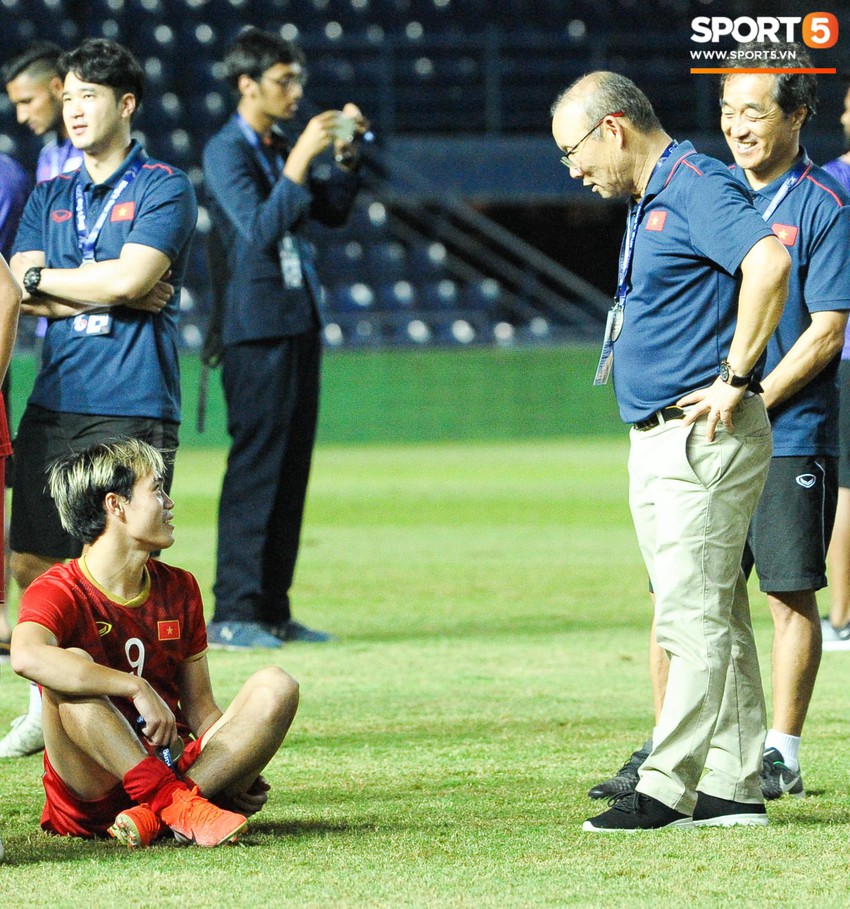 Góc làm gì cho đỡ buồn: Xuân Trường, Văn Thanh cắn huy chương, Tiến Dũng liếc team vô địch bằng ánh mắt hài hước - Ảnh 5.