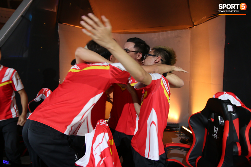 Khoảnh khắc đầy cảm xúc của Đội tuyển Việt Nam (Team Flash) sau chiến thắng ngoạn mục trước Thái Lan WildCard - Ảnh 1.