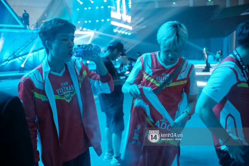 Khoảnh khắc đầy cảm xúc của Đội tuyển Việt Nam (Team Flash) sau chiến thắng ngoạn mục trước Thái Lan WildCard - Ảnh 10.