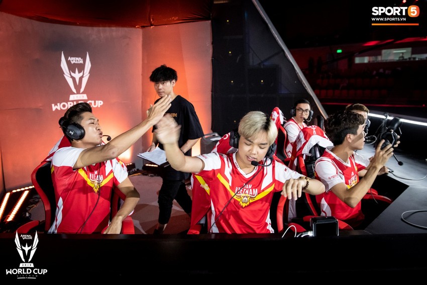 Khoảnh khắc đầy cảm xúc của Đội tuyển Việt Nam (Team Flash) sau chiến thắng ngoạn mục trước Thái Lan WildCard - Ảnh 2.