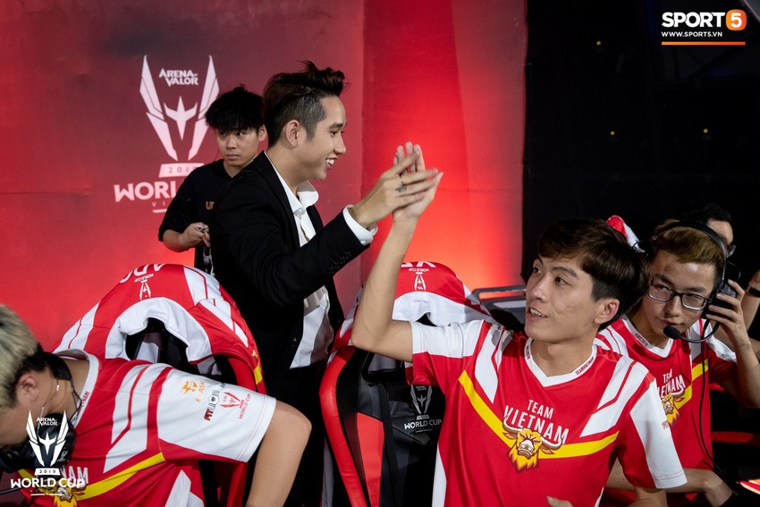 Khoảnh khắc đầy cảm xúc của Đội tuyển Việt Nam (Team Flash) sau chiến thắng ngoạn mục trước Thái Lan WildCard - Ảnh 3.