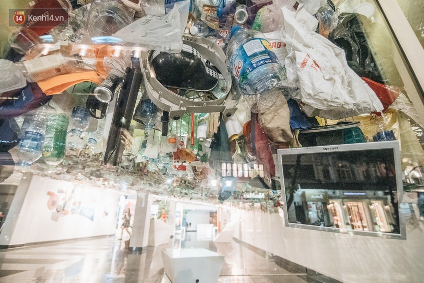 500kg rác thải treo lơ lửng trên đầu: Triển lãm ấn tượng ở Hà Nội khiến người xem ngộp thở - Ảnh 7.