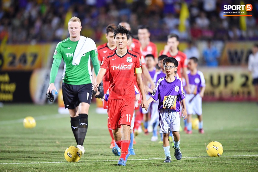 CĐV Hoàng Anh Gia Lai phản đối đội bóng theo cách cực lạ: Văn Toàn, Xuân Trường gánh thêm hàng tấn áp lực - Ảnh 6.