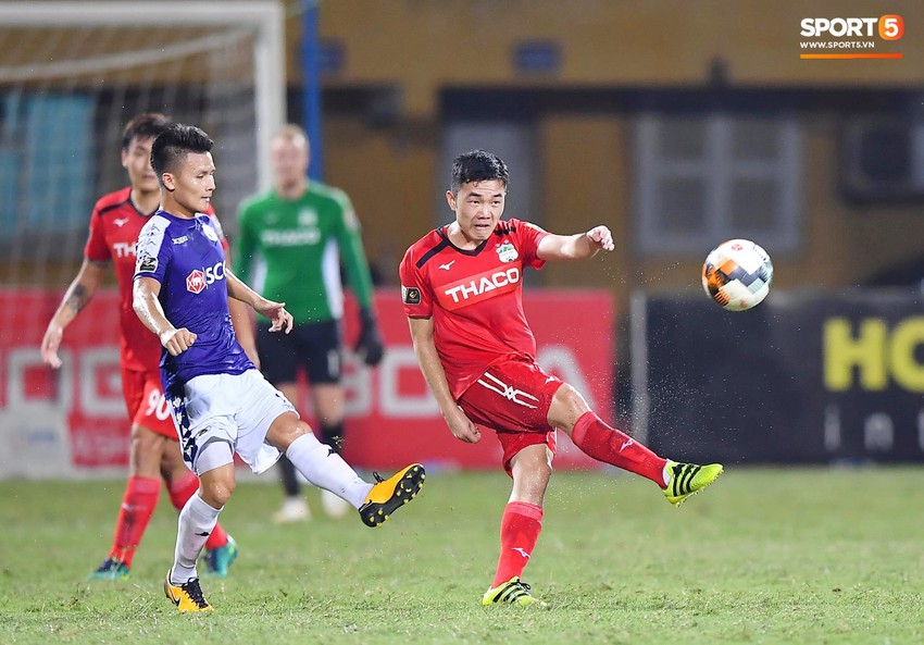 Bộ đôi Xuân Trường - Văn Toàn tái hiện pha bóng tại Asian Cup, giải cứu HAGL vào những giây cuối cùng - Ảnh 1.