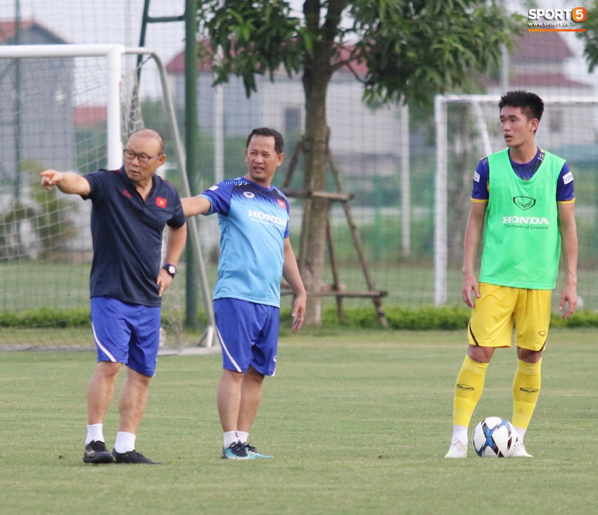 Trung vệ điển trai Huỳnh Tấn Sinh thể hiện tố chất thủ lĩnh trong buổi tập đầu tiên của U22 Việt Nam - Ảnh 4.