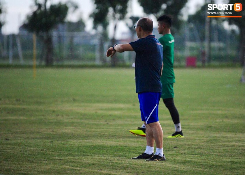 HLV Park Hang-seo chơi bóng đá theo phong cách bóng rổ cực đáng yêu - Ảnh 9.