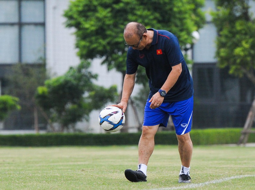 HLV Park Hang-seo chơi bóng đá theo phong cách bóng rổ cực đáng yêu - Ảnh 6.