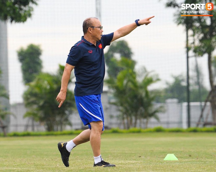 HLV Park Hang-seo chơi bóng đá theo phong cách bóng rổ cực đáng yêu - Ảnh 2.