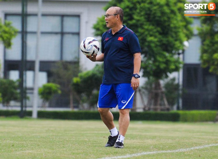 HLV Park Hang-seo chơi bóng đá theo phong cách bóng rổ cực đáng yêu - Ảnh 4.