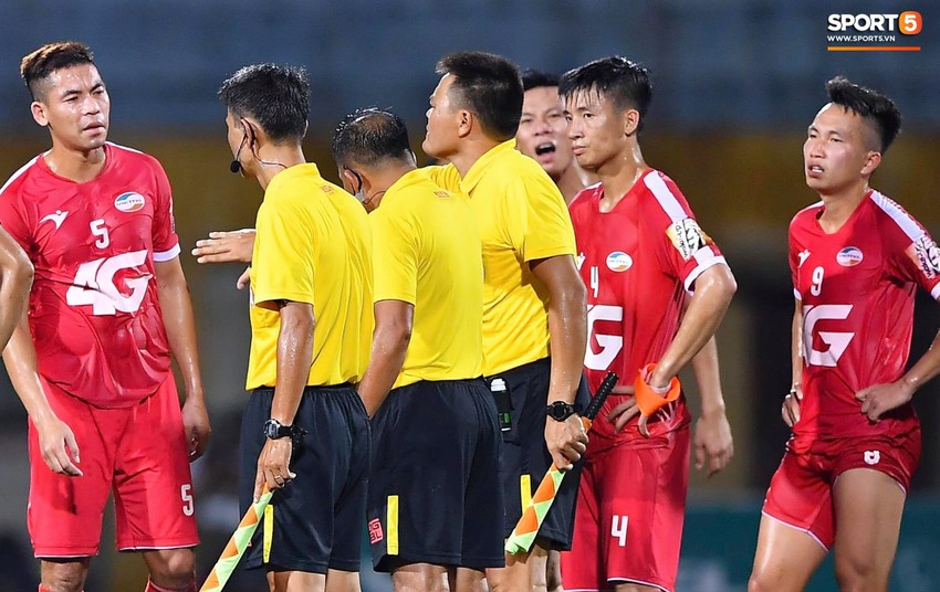 Tuyển thủ U23 Việt Nam phản ứng cực gắt vì đội nhà mất trắng phạt đền cuối trận đấu - Ảnh 2.