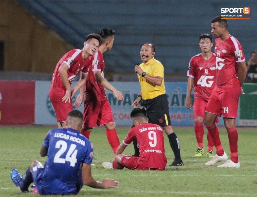 Tuyển thủ U23 Việt Nam phản ứng cực gắt vì đội nhà mất trắng phạt đền cuối trận đấu - Ảnh 1.