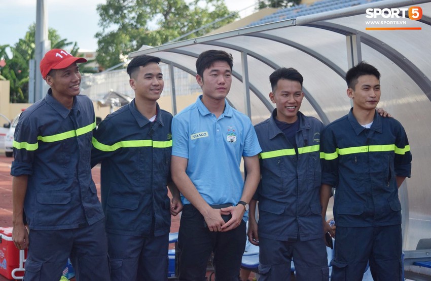 Xuân Trường trầm ngâm theo dõi đồng đội thi đấu trong ngày HAGL thất bại trước Quảng Nam FC - Ảnh 1.