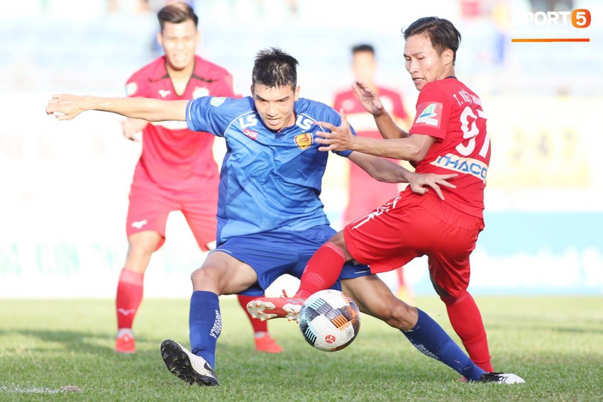Xuân Trường trầm ngâm theo dõi đồng đội thi đấu trong ngày HAGL thất bại trước Quảng Nam FC - Ảnh 4.