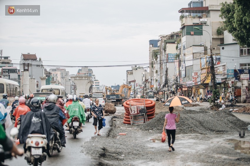 Ảnh: Đại công trường giữa đường Trường Chinh khiến người dân Thủ đô khốn khổ nhiều năm qua - Ảnh 3.