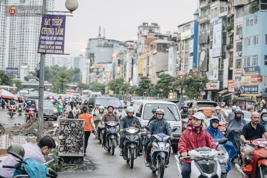 Ảnh: Đại công trường giữa đường Trường Chinh khiến người dân Thủ đô khốn khổ nhiều năm qua - Ảnh 4.