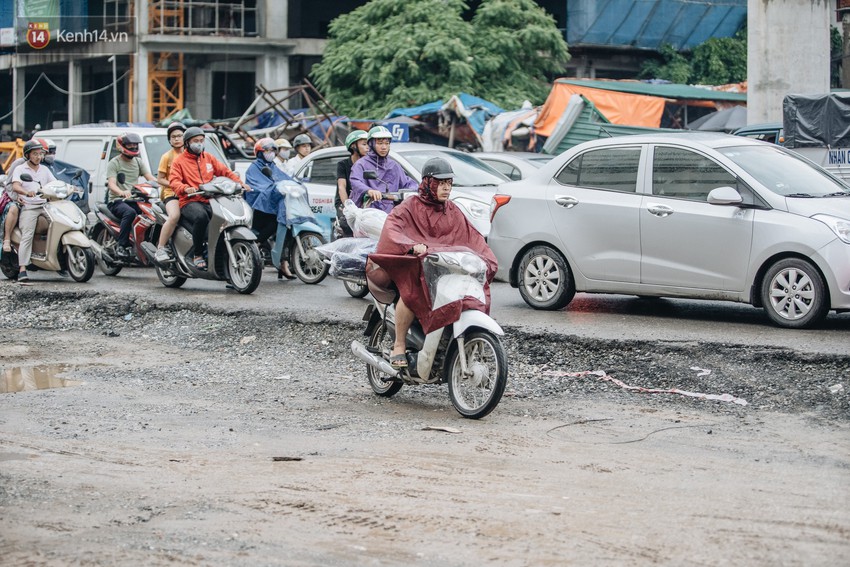 Ảnh: Đại công trường giữa đường Trường Chinh khiến người dân Thủ đô khốn khổ nhiều năm qua - Ảnh 8.