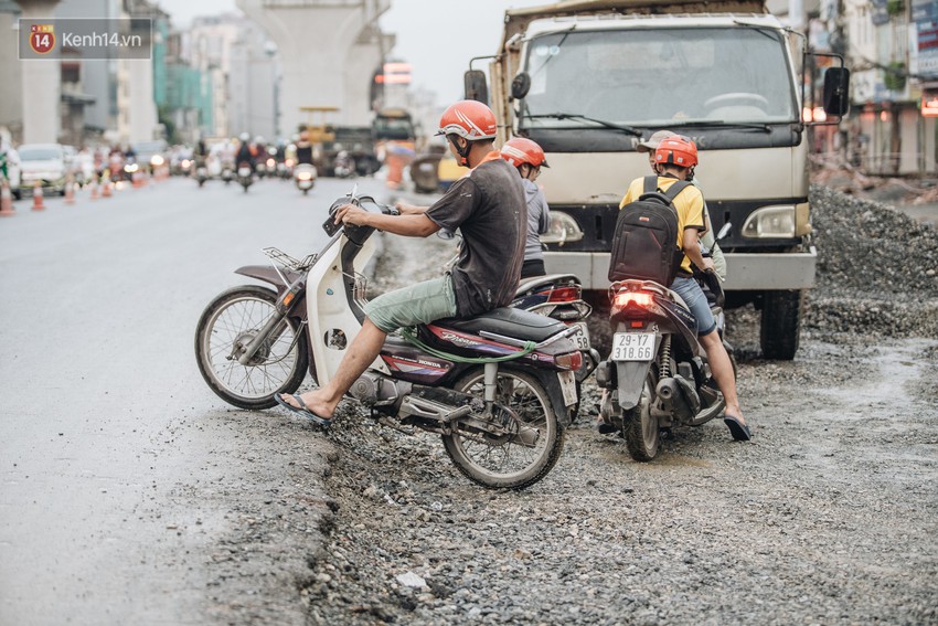 Ảnh: Đại công trường giữa đường Trường Chinh khiến người dân Thủ đô khốn khổ nhiều năm qua - Ảnh 9.