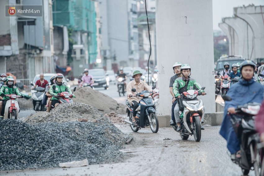 Ảnh: Đại công trường giữa đường Trường Chinh khiến người dân Thủ đô khốn khổ nhiều năm qua - Ảnh 5.