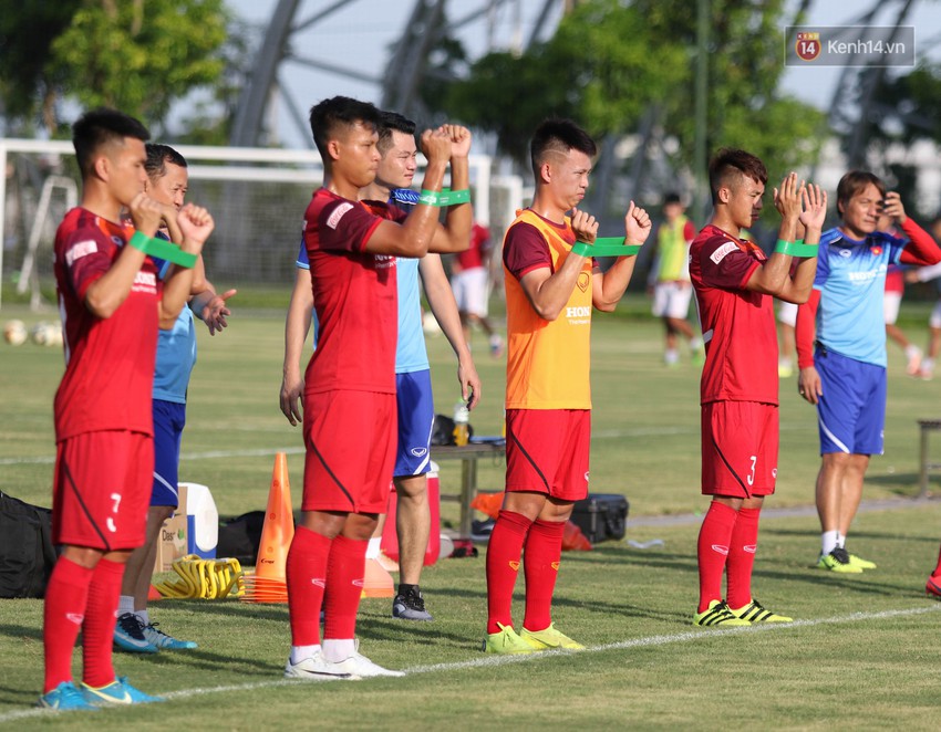 Cầu thủ Việt kiều Martin Lo được trợ lý Hàn Quốc kèm riêng trong buổi tập đầu tiên cùng U22 Việt Nam - Ảnh 1.