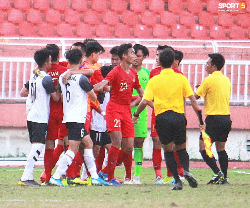 Cầu thủ U18 Lào lao vào xô xát với đối phương ngay sau thất bại tại giải U18 Đông Nam Á - Ảnh 2.