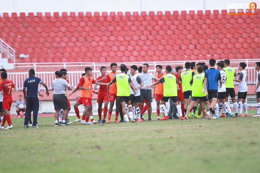Cầu thủ U18 Lào lao vào xô xát với đối phương ngay sau thất bại tại giải U18 Đông Nam Á - Ảnh 1.