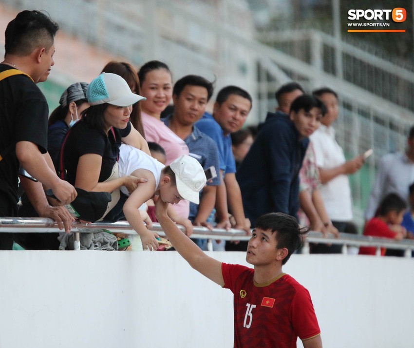 Ấm lòng phút giây xum vầy cùng gia đình của các cầu thủ U18 Việt Nam sau thất bại tại giải U18 Đông Nam Á 2019 - Ảnh 6.