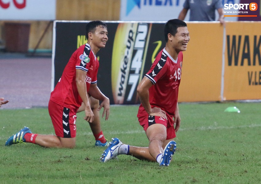 Mặc mưa lớn do bão số 3, Hà Nội FC và Bình Dương vẫn tươi rói tập luyện chuẩn bị cho đại chiến  - Ảnh 8.