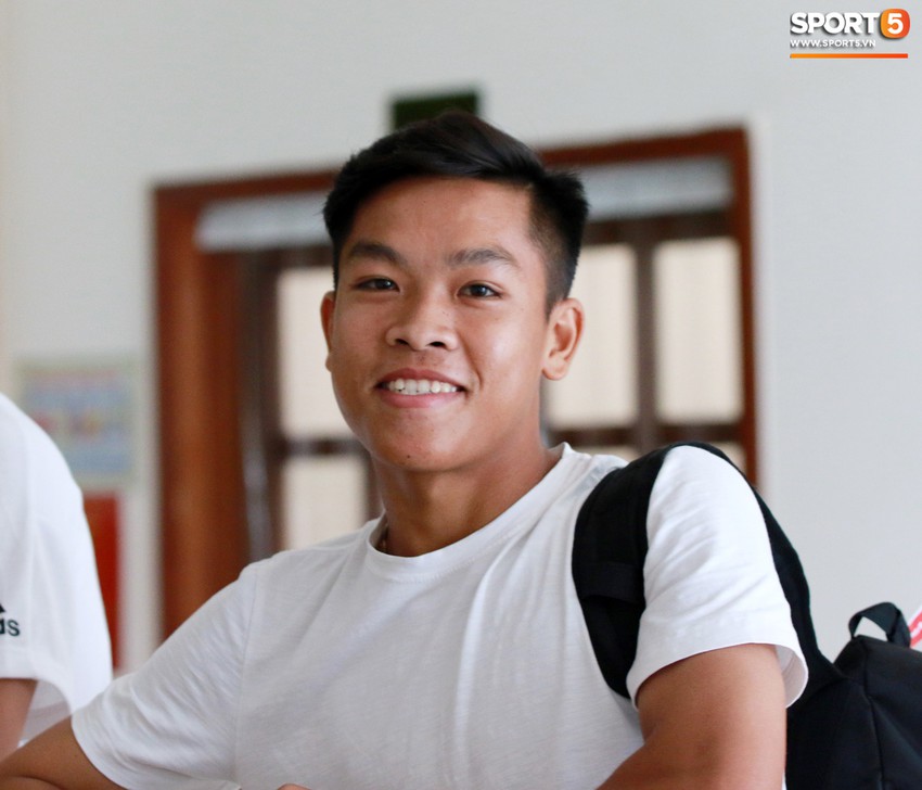 Hà Đức Chinh trầm tư trong ngày lên tập trung cùng U22 Việt Nam chuẩn bị cho SEA Games - Ảnh 12.