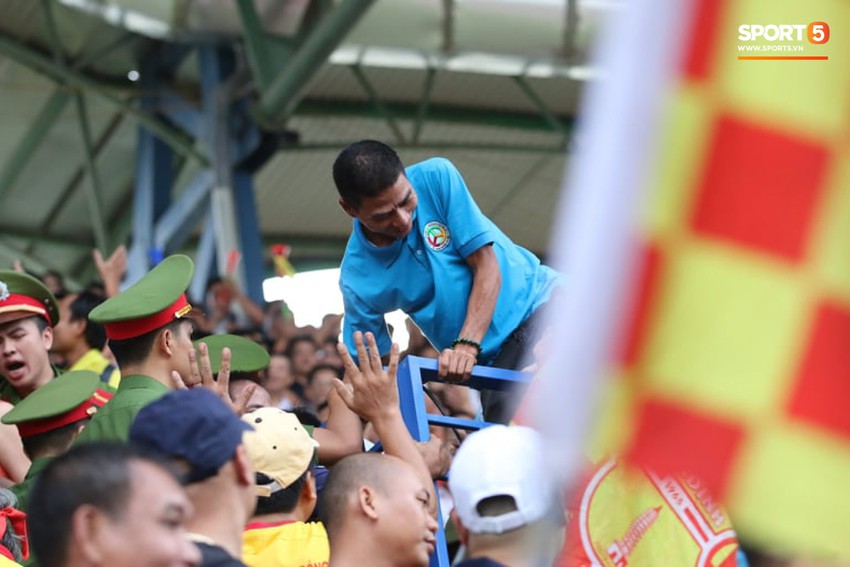 Sân Thiên Trường biến thành chảo lửa, CĐV có vé nhưng không có chỗ ngồi xem HAGL đấu Nam Định - Ảnh 2.