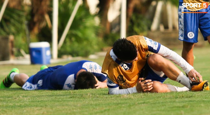 Quang Hải va chạm cực gắt với Duy Mạnh, bỏ dở buổi tập của Hà Nội FC chiều 06/08 - Ảnh 4.