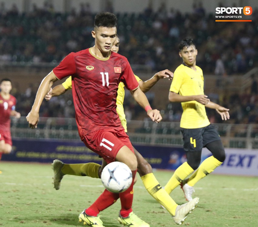 Ghi b&agrave;n ph&uacute;t cuối, U18 Việt Nam thắng kịch t&iacute;nh Malaysia ở trận ra qu&acirc;n U18 AFF Cup - Ảnh 1.