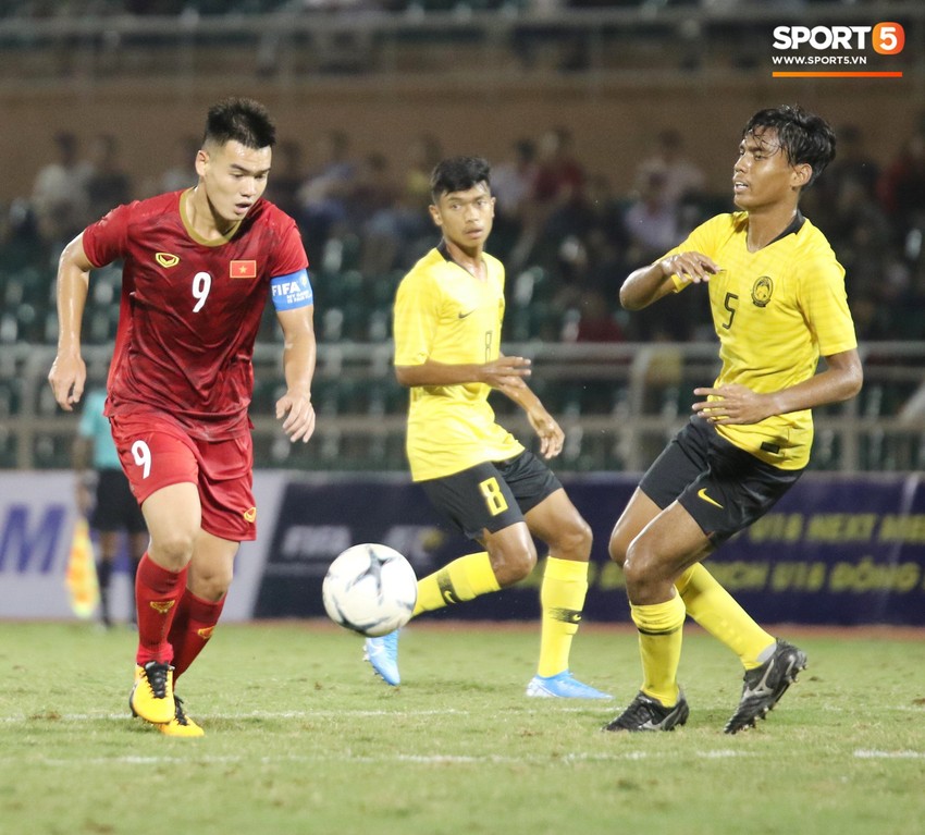 Ghi b&agrave;n ph&uacute;t cuối, U18 Việt Nam thắng kịch t&iacute;nh Malaysia ở trận ra qu&acirc;n U18 AFF Cup - Ảnh 8.